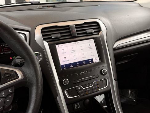 Used 2020 Ford Fusion SE FWD image 32