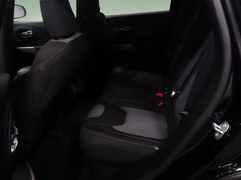 Used 2018 Jeep Cherokee Latitude w/ Safety Group AWD/4WD image 10