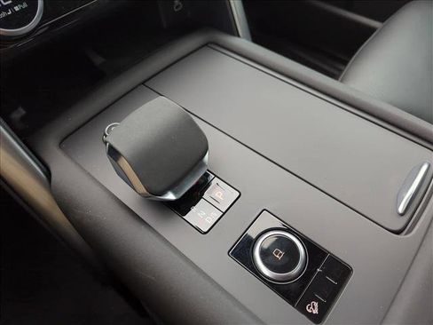 Used 2024 Land Rover Discovery Dynamic SE image 28