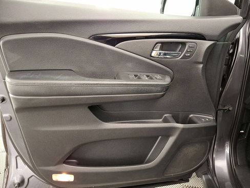 Used 2018 Honda Pilot Touring image 2