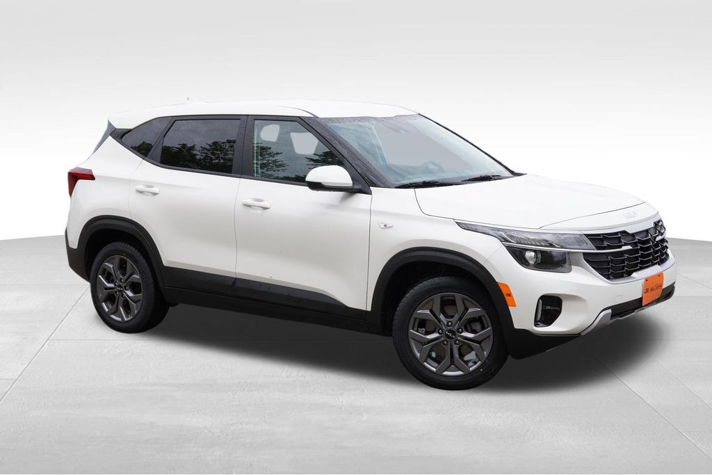 Certified 2024 Kia Seltos LX AWD/4WD image 2