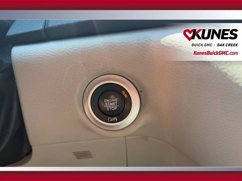 Used 2024 Chrysler Pacifica Touring-L FWD image 33