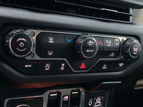 Used 2025 Jeep Gladiator Sport AWD/4WD image 22