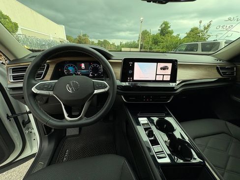 Used 2024 Volkswagen Atlas SE FWD image 6
