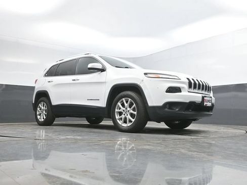 Used 2016 Jeep Cherokee Latitude w/ Safety/Convenience Group AWD/4WD image 45