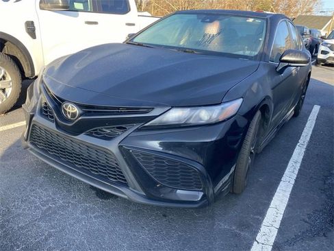 Used 2022 Toyota Camry SE image 3