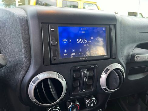 Used 2016 Jeep Wrangler Unlimited Sahara w/ Connectivity Group AWD/4WD image 8