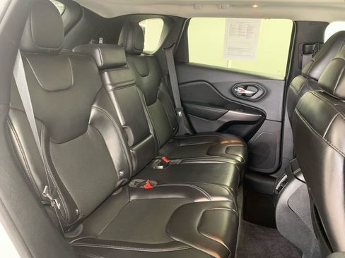 Used 2019 Jeep Cherokee Latitude Plus w/ Comfort/Convenience Group AWD/4WD image 27