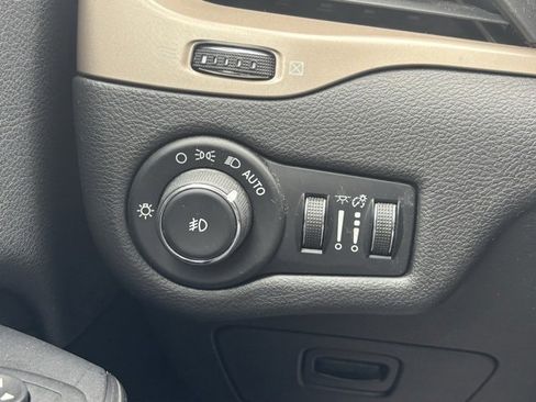 Used 2016 Jeep Cherokee Latitude w/ Cold Weather Group image 21