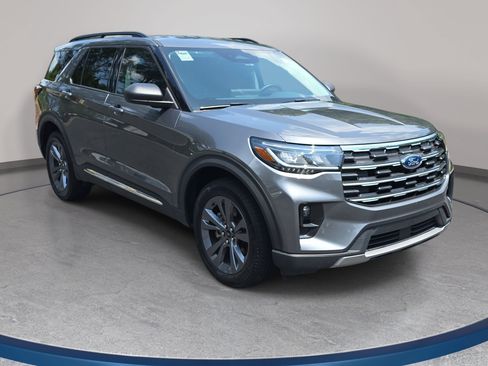 Used 2025 Ford Explorer Active w/ Active Comfort Package AWD/4WD image 3
