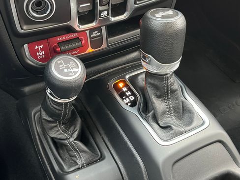 Used 2024 Jeep Wrangler Unlimited AWD/4WD image 30