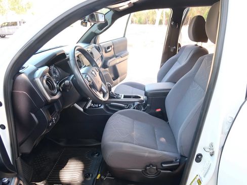 Used 2018 Toyota Tacoma TRD Sport w/ Technology Package AWD/4WD image 14