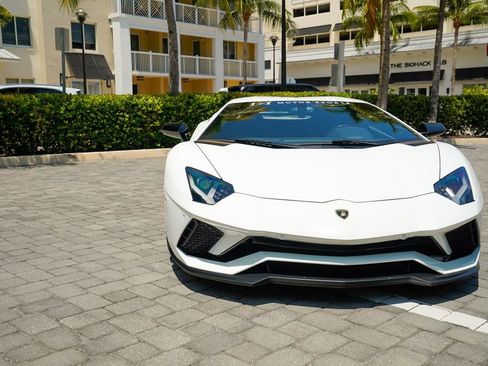 Used 2018 Lamborghini Aventador S image 9