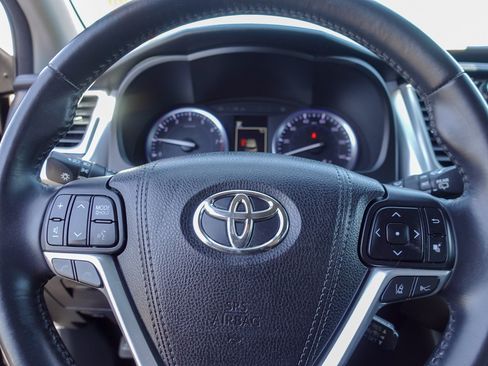 Used 2018 Toyota Highlander XLE AWD/4WD image 16