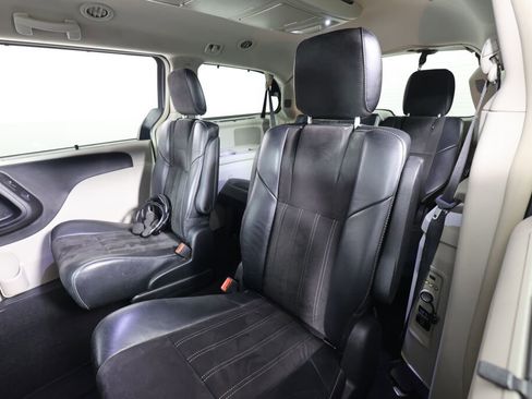Used 2014 Chrysler Town & Country Touring-L image 16
