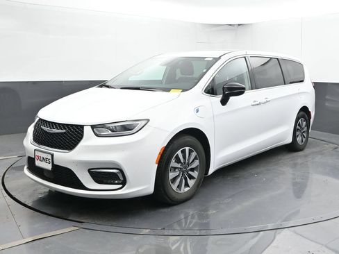 Used 2024 Chrysler Pacifica Limited FWD image 8