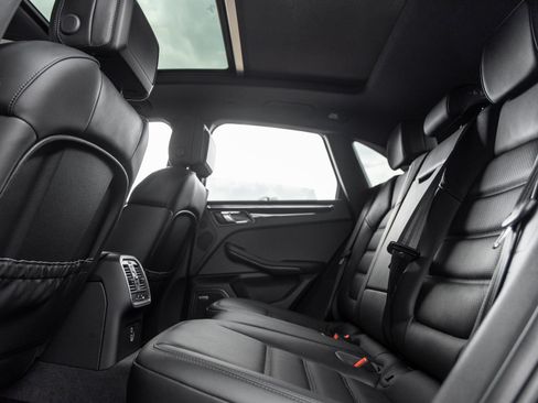 Certified 2026 Porsche Macan AWD/4WD image 31