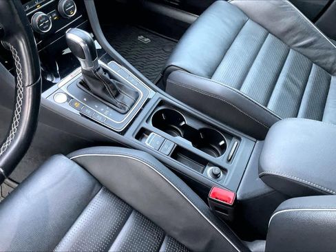 Used 2019 Volkswagen Golf R 4-Door image 18