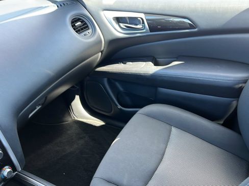 Used 2020 Nissan Pathfinder S FWD image 14