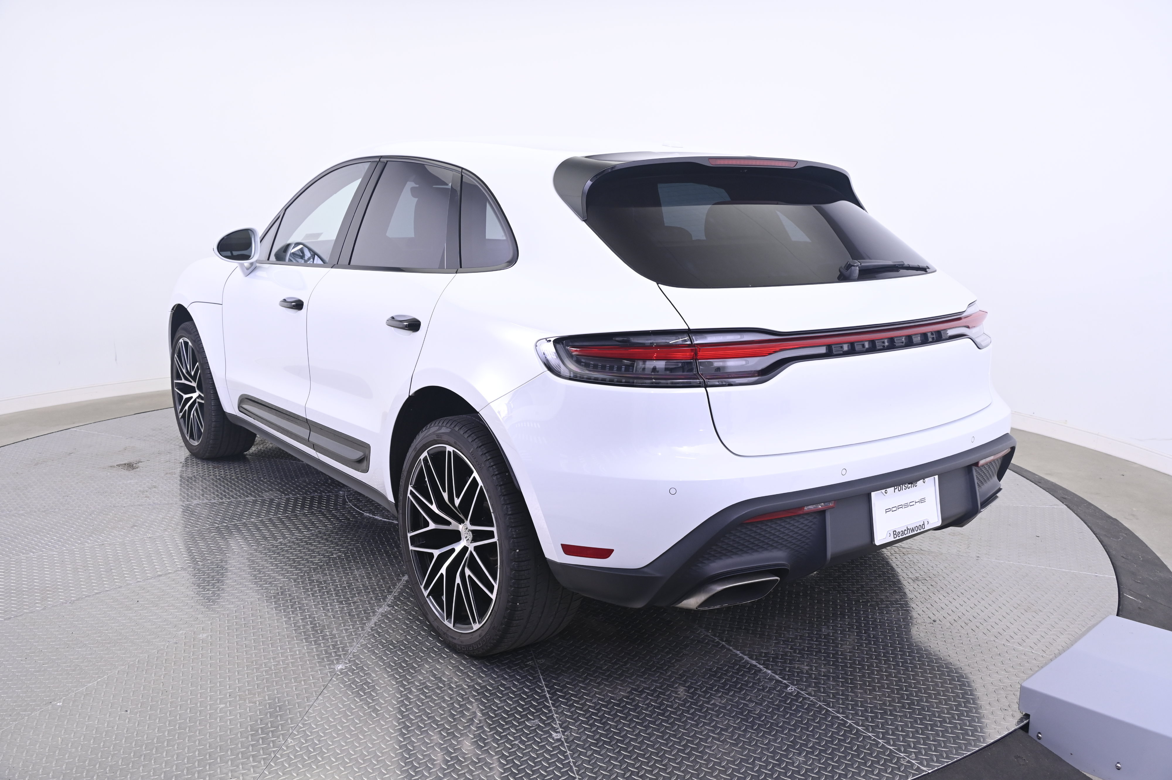 Certified 2024 Porsche Macan AWD/4WD image 3