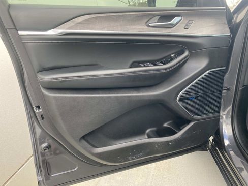 Used 2022 Jeep Grand Cherokee Overland w/ MOPAR Finishing Package image 18