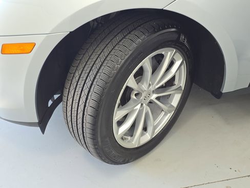 Used 2025 Porsche Macan AWD/4WD image 32