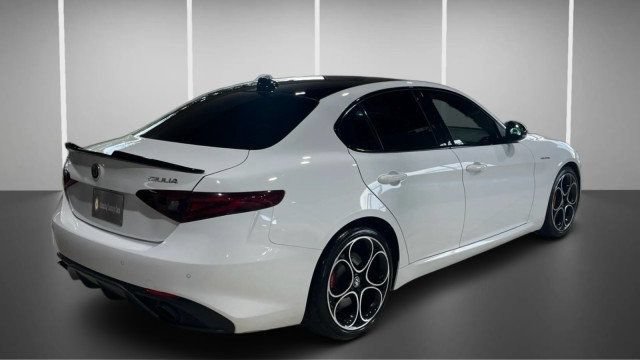 Used 2023 Alfa Romeo Giulia Veloce RWD image 11