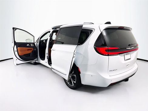 Used 2024 Chrysler Pacifica Pinnacle w/ Trailer Tow Group AWD/4WD image 44