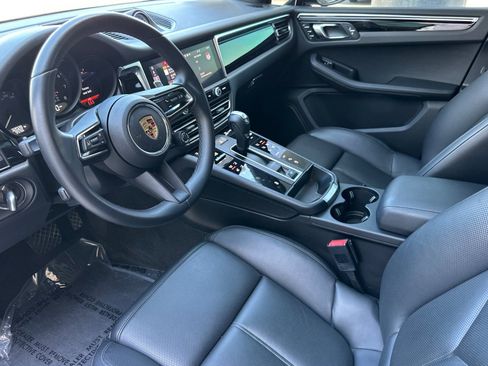 Certified 2023 Porsche Macan AWD/4WD image 4