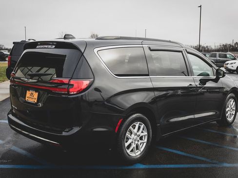 Used 2022 Chrysler Pacifica Touring-L image 13
