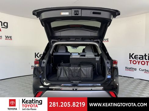 New 2026 Toyota Highlander Platinum image 10