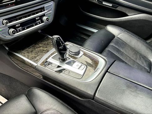 Used 2018 BMW 750i w/ M Sport Package image 21