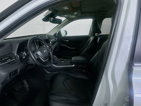 Used 2024 Toyota Highlander XLE image 13