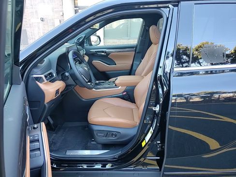 New 2026 Toyota Highlander Platinum image 11