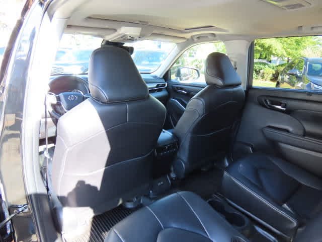Used 2024 Toyota Highlander XLE AWD/4WD image 16