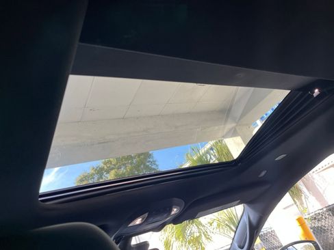 Used 2025 Chrysler Pacifica Limited image 33