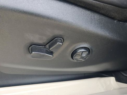 Used 2023 Chrysler Pacifica Touring-L FWD image 22