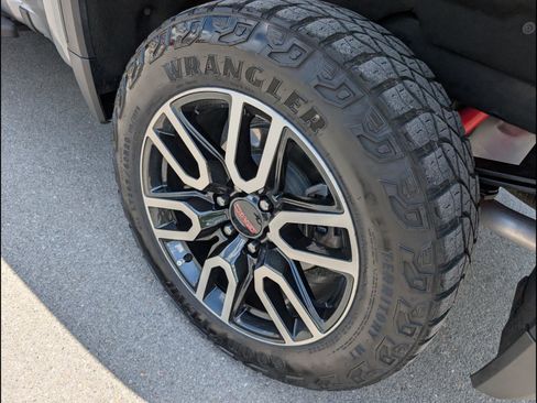 Used 2024 GMC Sierra 1500 AT4 w/ Technology Package image 21