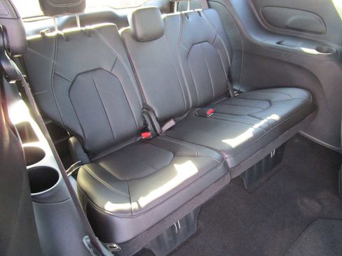 New 2025 Chrysler Pacifica Select image 12