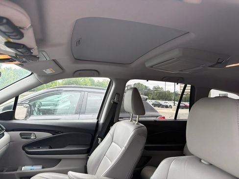 Used 2019 Honda Pilot Touring image 17