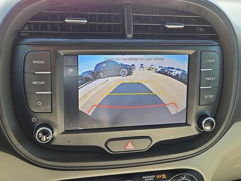 Used 2022 Kia Soul LX image 27