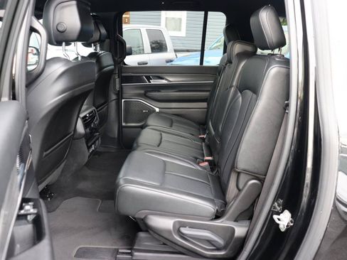 Used 2024 Jeep Wagoneer L Series II w/ Flexible Seating Group AWD/4WD image 12