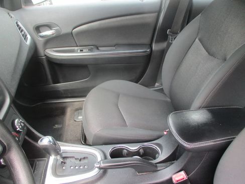 Used 2012 Dodge Avenger SE FWD image 13