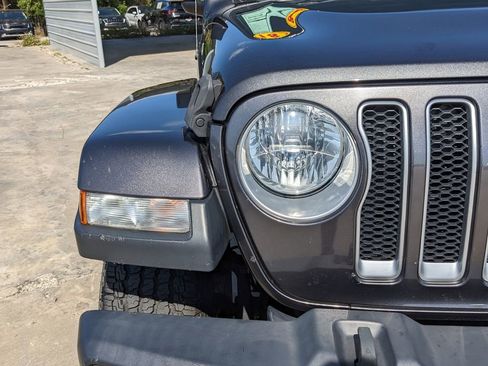 Used 2018 Jeep Wrangler Unlimited Sahara AWD/4WD image 10