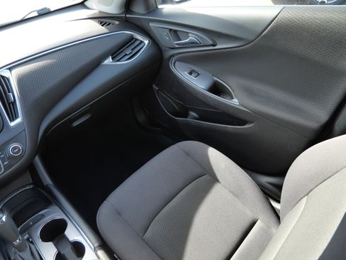 Used 2017 Chevrolet Malibu LT image 11