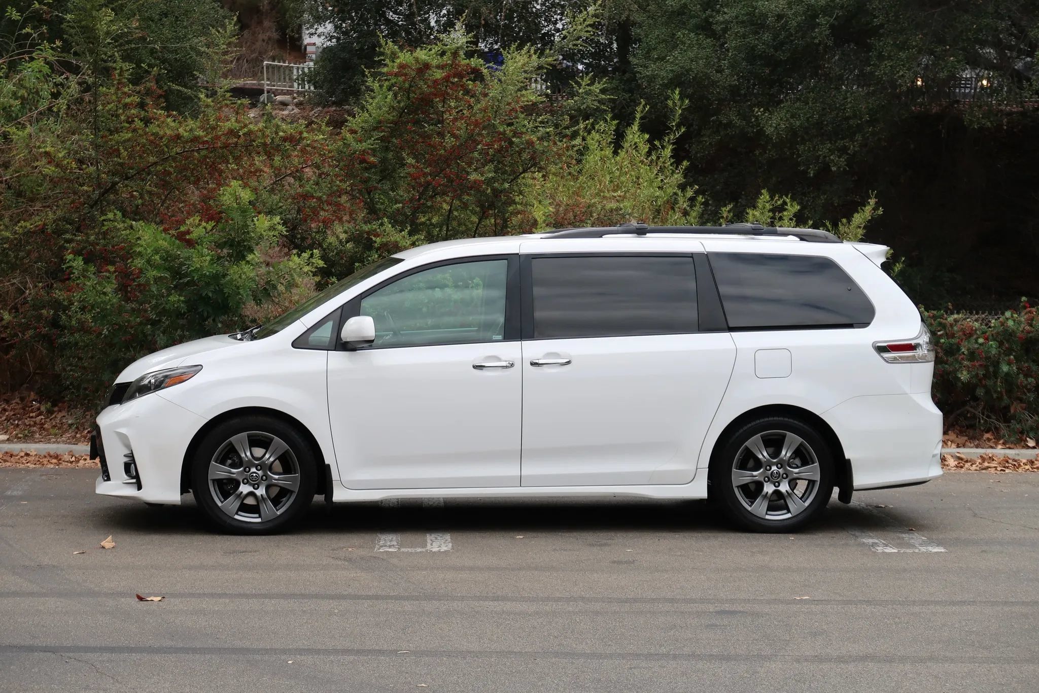 Used 2018 Toyota Sienna SE w/ Carpet Mat Package FWD image 5