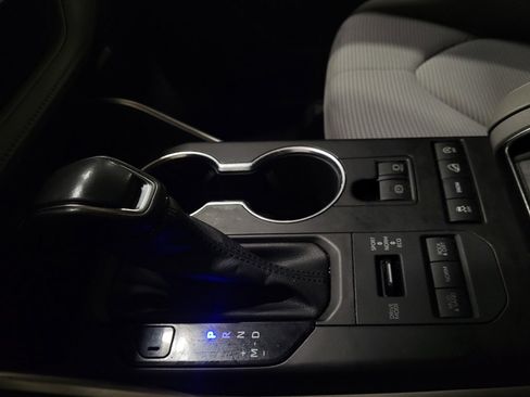 Used 2021 Toyota Highlander LE image 26