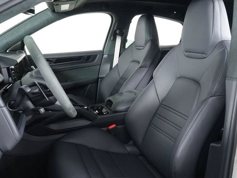 Used 2026 Porsche Cayenne GTS AWD/4WD image 25