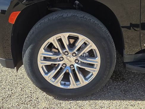 Used 2023 GMC Yukon SLT w/ SLT Luxury Package image 11