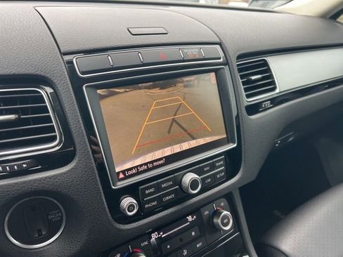 Used 2016 Volkswagen Touareg Sport image 21